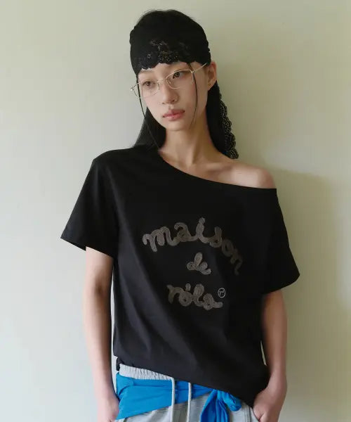 [ROLAROLA] MAISON DE ROLA EMBROIDERY OFF SHOULDER T-SHIRT BLACK