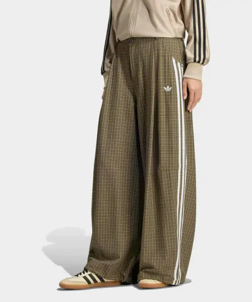 [ADIDAS] CHECKS TROUSER      OLISTR/WONBEI/AUCO / 체크 트라우저 루즈 팬츠 - 올리브스트라타:원더베이지 / LE8308