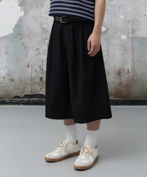 [AGOD] Two-Pleat Bermuda Shorts [Black] / 투턱 버뮤다 슬랙스 [블랙]