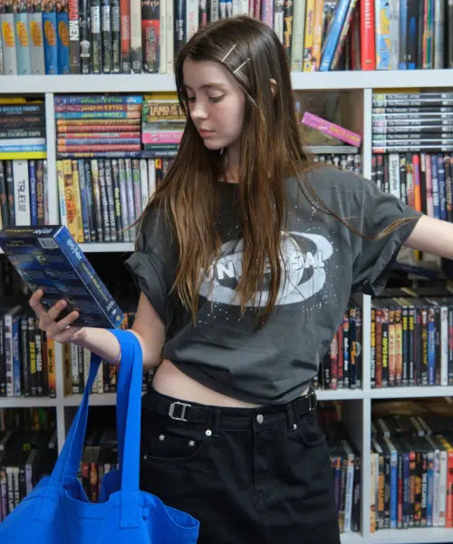 [LOW CLASSIC] UNIVERSAL REGULAR TEE_CHARCOAL [LC262TS84CC]