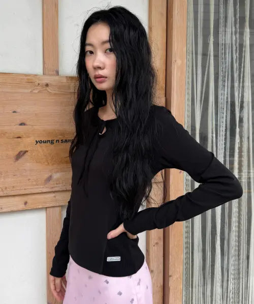 [8SECONDS] MINJUKIM Ribbed Long Sleeve T-Shirt Black / [민주킴] 골지 리본 긴소매 티셔츠  블랙