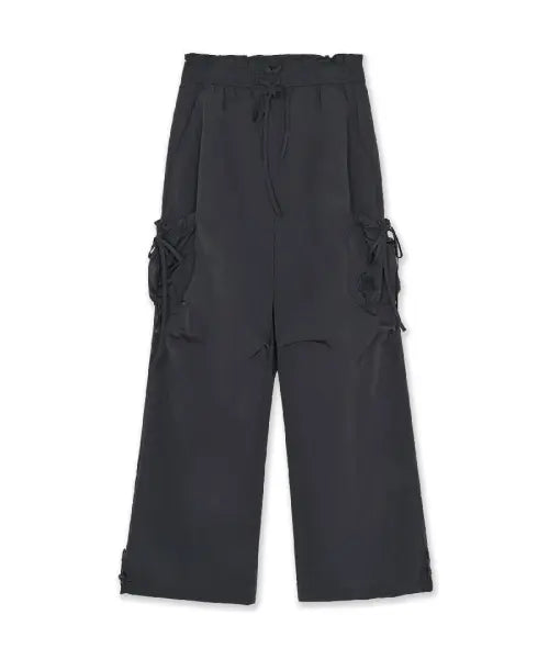 [MLB] WOMENS GORPCORE GLOSSY LAYERD RIBBON CARGO WIDE FLARE PANTS / 여성 고프코어 글로시 레이어드 리본 카고 와이드 플레어 팬츠 NY (D.Charcoal Grey)