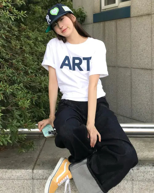 [THEMUSEUMVISITOR] ART APPLIQUE OVERFIT T-SHIRT (WHITE)
