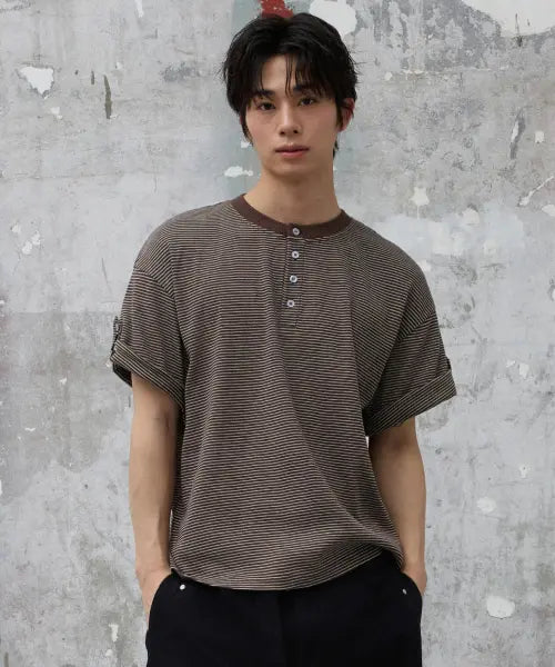 [AGOD] Roll-up Snap Henley Neck Striped Half T-shirt [Brown] / 롤업 스냅 헨리넥 스트라이프 하프 티셔츠 [브라운]