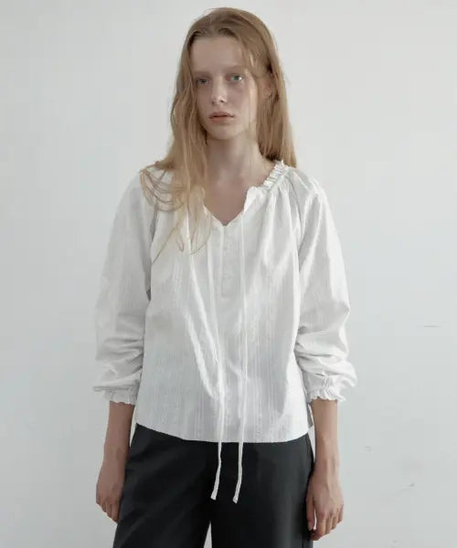 [TOAVE] Scalloped Shirring Blouse (Ivory)
