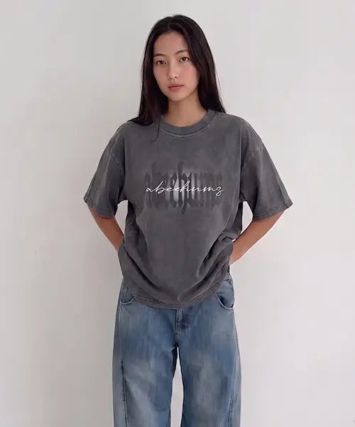[ABEEHUMS] Pigment Shadow Lettering T-Shirt ABH365-102 Charcoal / 피그먼트 섀도우 레터링 티셔츠 ABH365-102 챠콜