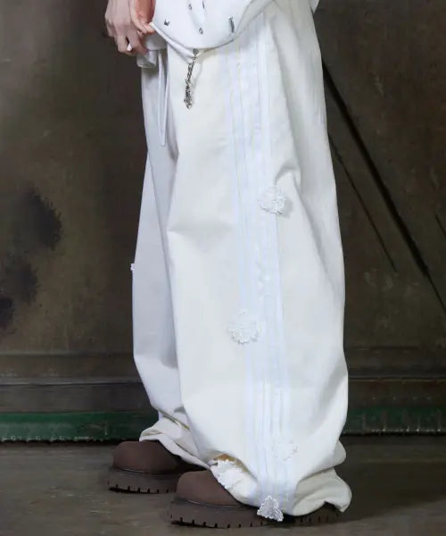 [NIGHTWORKDEPT] Kitsch Flower Line Wide Track Pants_White / 키치 플라워 라인 와이드 트랙 팬츠_화이트
