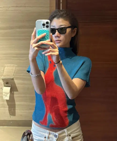 [DEINET] PLEATED GRAPHIC T-SHIRT IN BLUE