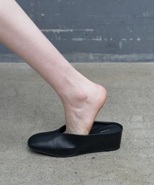 [KHIHO] Clean Curved Wedge Mules - Black / 클린 커브드 웨지 뮬 블랙