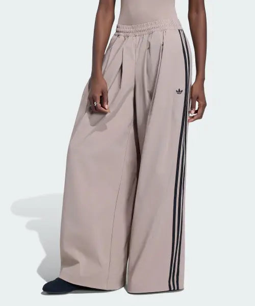 [ADIDAS] Adelynn Season 5 Pleated Track Pants - Chunky Brown / KY5186 / 아딜레늄 시즌 5 플리티드 트랙 팬츠 - 청키브라운 / KY5186