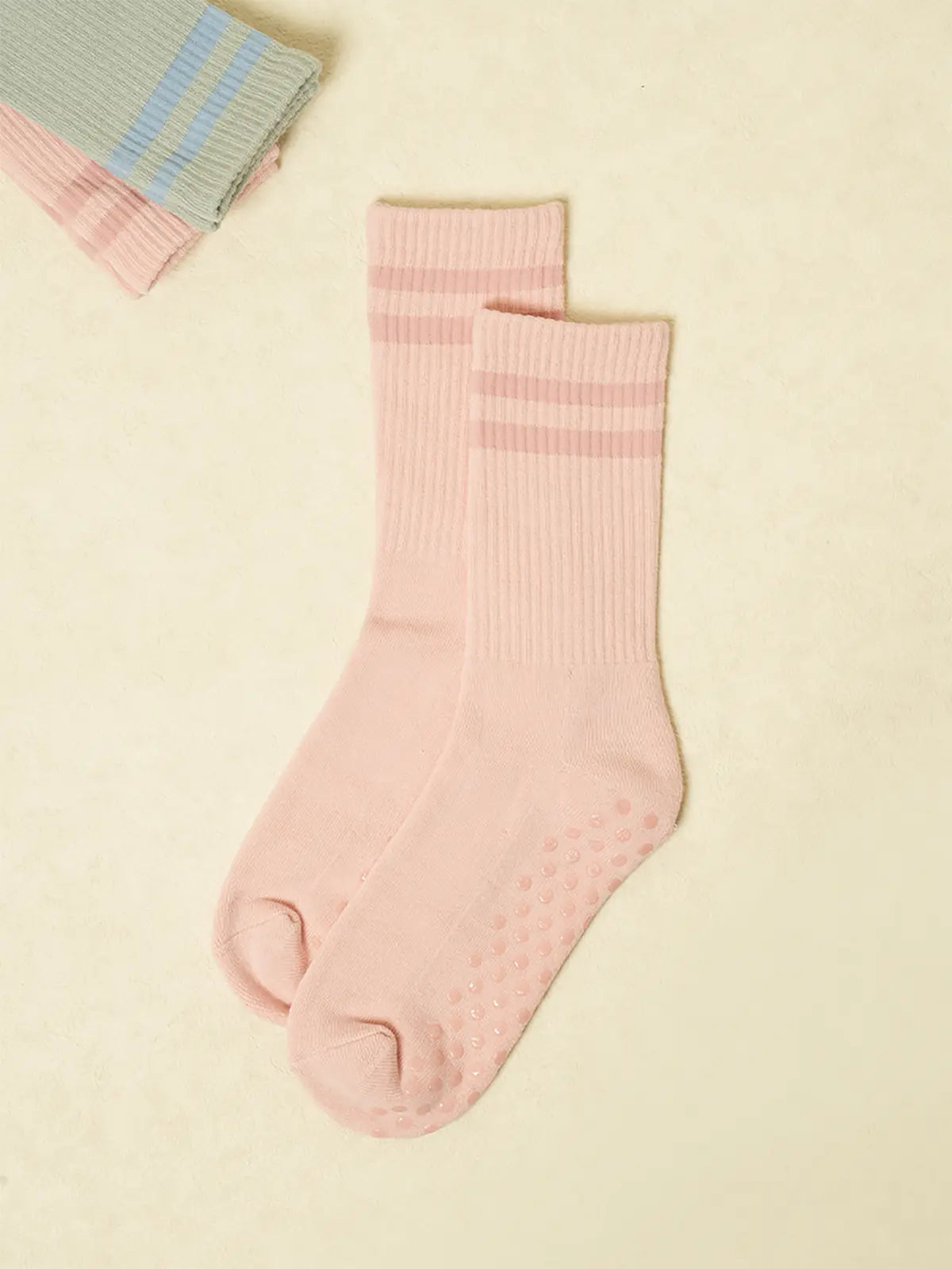 [DAISO] Non-slip Mid-Calf Yoga Socks (Pink) / 논슬립 요가 중목 양말 핑크