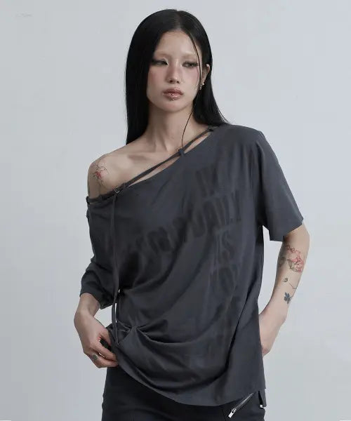 [AS YOU ARE] POINT BUCKLE ONE-SHOULDER TEE CHARCOAL / 포인트 버클 원숄더 티 차콜
