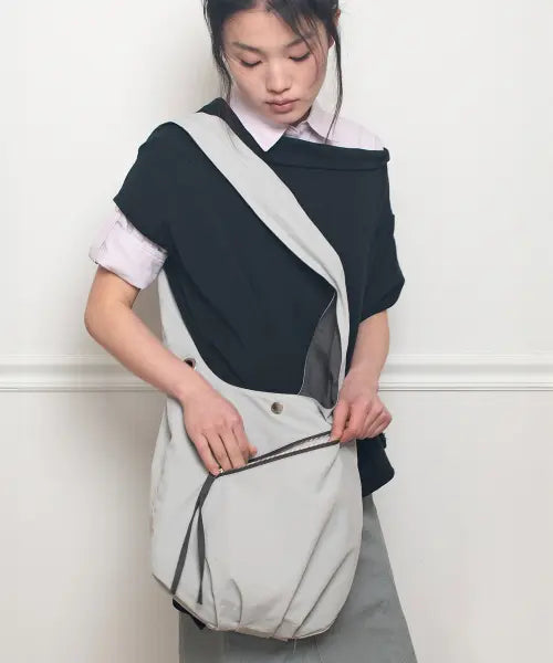 [ONSKA] REVERSIBLE POCKET HALF BAG (DEEP GREEN \u0026 KHAKI GREY)