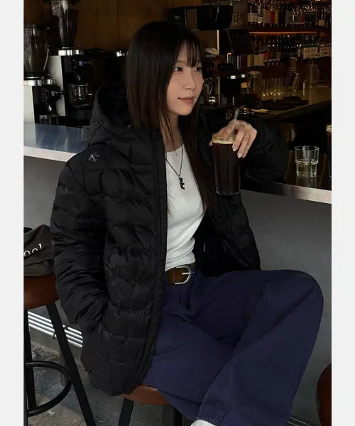 [DESCENTE] Lightweight Quilted Hooded Comfort Fit Down Jacket Black SR423UDJO4 / 경량 퀼팅 후드형 컴포트핏 다운 자켓 블랙 SR423UDJO4