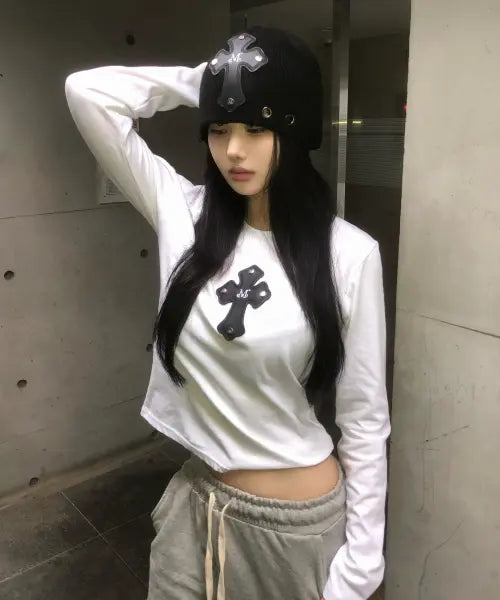 [MUCENT] COLI CROSS LEATHER PATCH LONG SLEEVE T (2COLOR) / 콜리 크로스 레더 패치 롱 슬리브 티 (2컬러)