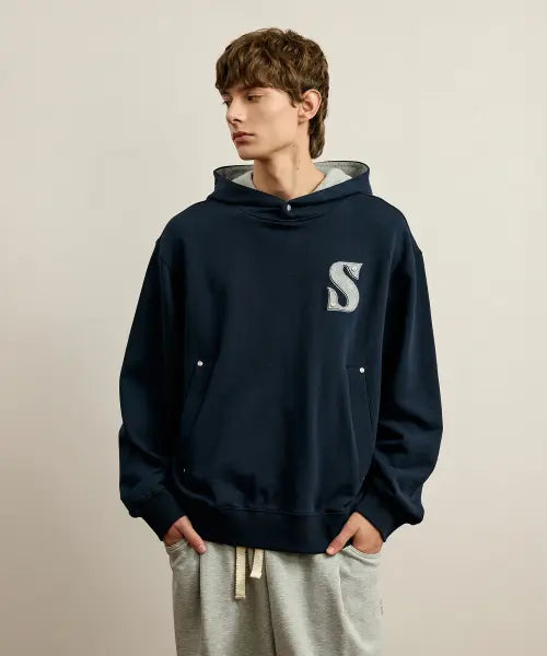 [SATUR] Small Rivet Applique Pocket Logo Hoodie Navy / 스몰 리벳 아플리케 포켓 로고 후드 네이비