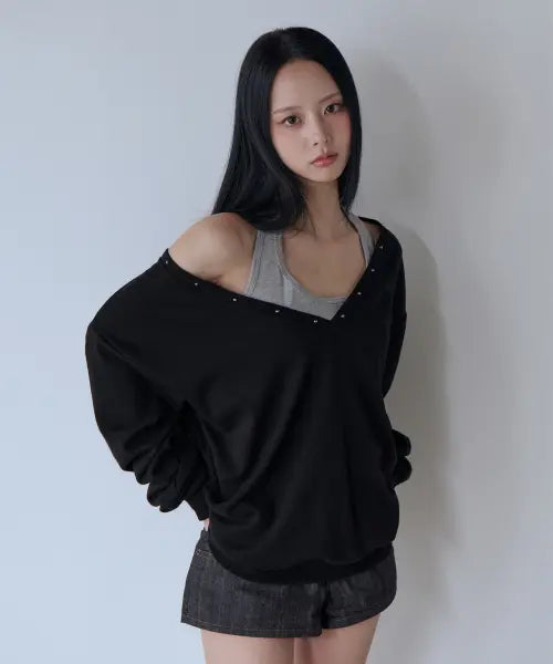 [5OML] Stud V-Neck Sweatshirt (Black) / 스터드 브이넥 스웻셔츠(블랙)
