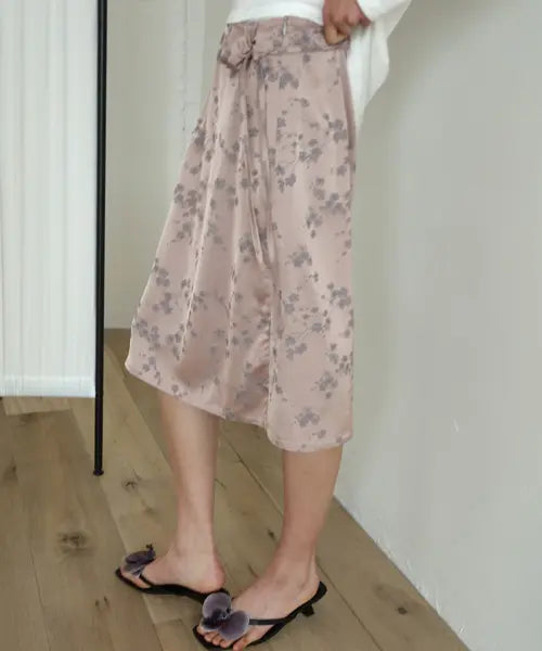 [HEEARI] LOWE Flower Corsage Satin Skirt_Dry Rose / 로웨 플라워 코사지 새틴 스커트_드라이로즈