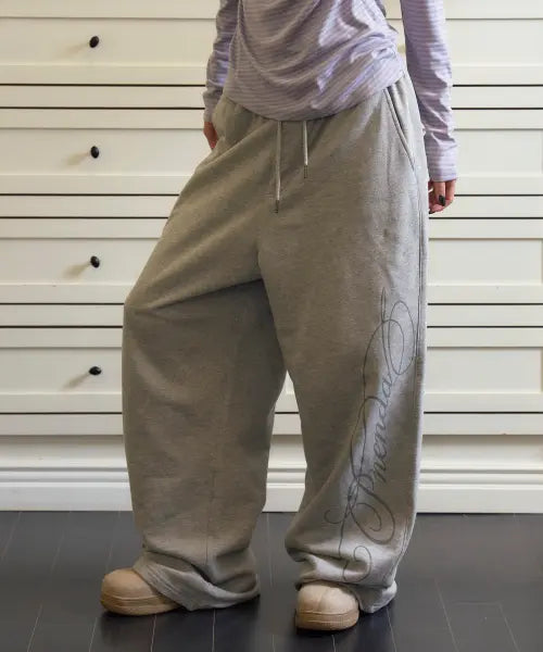 [PRENDA] SCRIPT LOGO WIDE SWEATPANTS GRAY