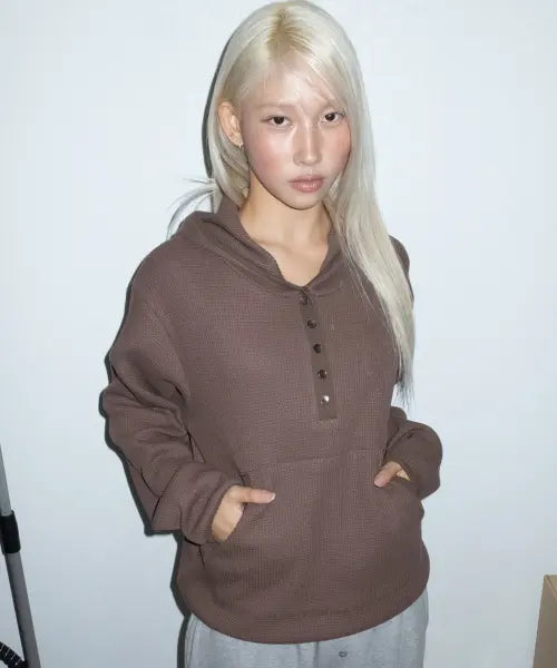 [CHICKS] Eunsi x CHICKS Breeze Waffle Henley-Neck Hoodie Brown / 은시X칙스 브리즈 와플 헨리넥 후드티 브라운