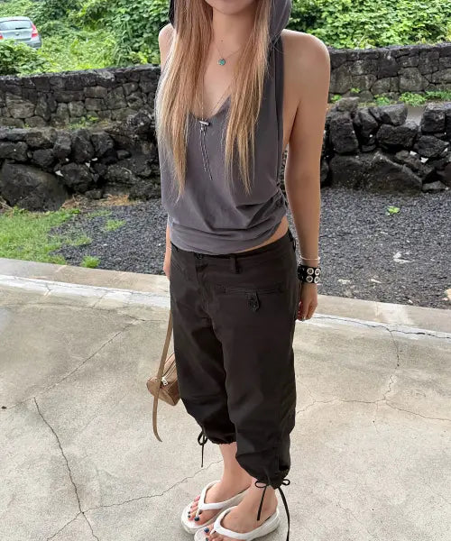 [PEPLEE] Back Flap Curved Capri Pants (Charcoal)